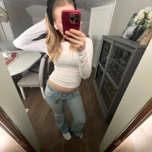 Ljusblå jeans från Levis - Säljer ett par ljusblå Levis jeans som är nya med prislapp!  Nypris 800kr. 28x32 i storlek