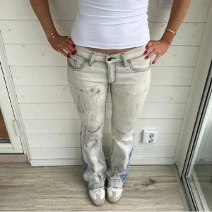 Vit/gråa jeans med coola detaljer - Snygga vit/gråa jeans. Midjemått:37x2   Innerbenslängd:78 ,pris går att diskutera. Lånade bilder från förra ägaren. Aldrig själv använt dem säljer vidare pga att de va för långa 