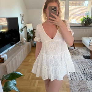 Vit klänning. Perfekt till studenten  - Säljer denna vita spetsklänning som funkar perfekt som student eller examensklänning. Är 165cm och skulle säga att den är lite för kort. Klänningen är i storlek S, men skulle säga att den passar en XS/XXS
