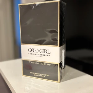 Good Girl Eau de Parfum från Carolina Herrera - , Good Girl från Carolina Herrera. Flaskan rymmer 80 ml och är helt ny i förpackning och doften är känd för sin djärva och sensuella karaktär. Perfekt för den som vill känna sig självsäker och sofistikerad.