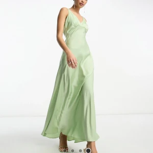 Balklänning grön från ASOS  - Säljer en super fin grön balklänning! Satinklänning med rysch och knytning baktill. Aldrig använd och lappen sitter kvar. Storlek 38