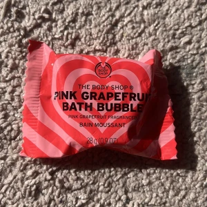 The body shop bad bomb💘 - Den är oöppnad och har en fin förpackning, luktar super gott i badet, doften har en blandning av fräsch och fruktig doft