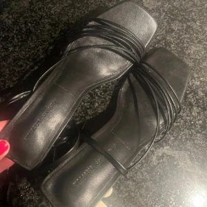 Sandaletter - Säljer dessa svarta sandaletter/klackskor då jag har flera liknande. De är perfekta till både balen och andra både mer vardagliga och festligare tillfällen. Storlek 39 och i superbra skick då de aldrig är använda, endast provade. Tveka inte att höra av er vid frågor och lägg gärna in prisförslag