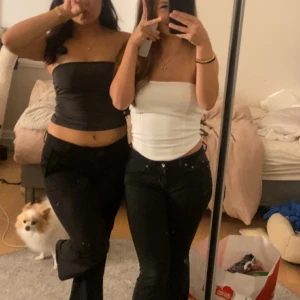 Svarta lågmidjadd jeans - Säljer ett par svarta jeansbyxor från Gina i storlek 34. Byxorna har klassisk femficksdesign, dragkedja och knapp framtill. Modellen är raka och passar till många olika stilar. Botcut svarta lågmidjadd jeans.