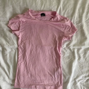 Ljusrosa t-shirt från Gina Tricot - Säljer en jättefin rosa T-shirt från Gina tricot i storlek xs💕 Har aldrig användt!
