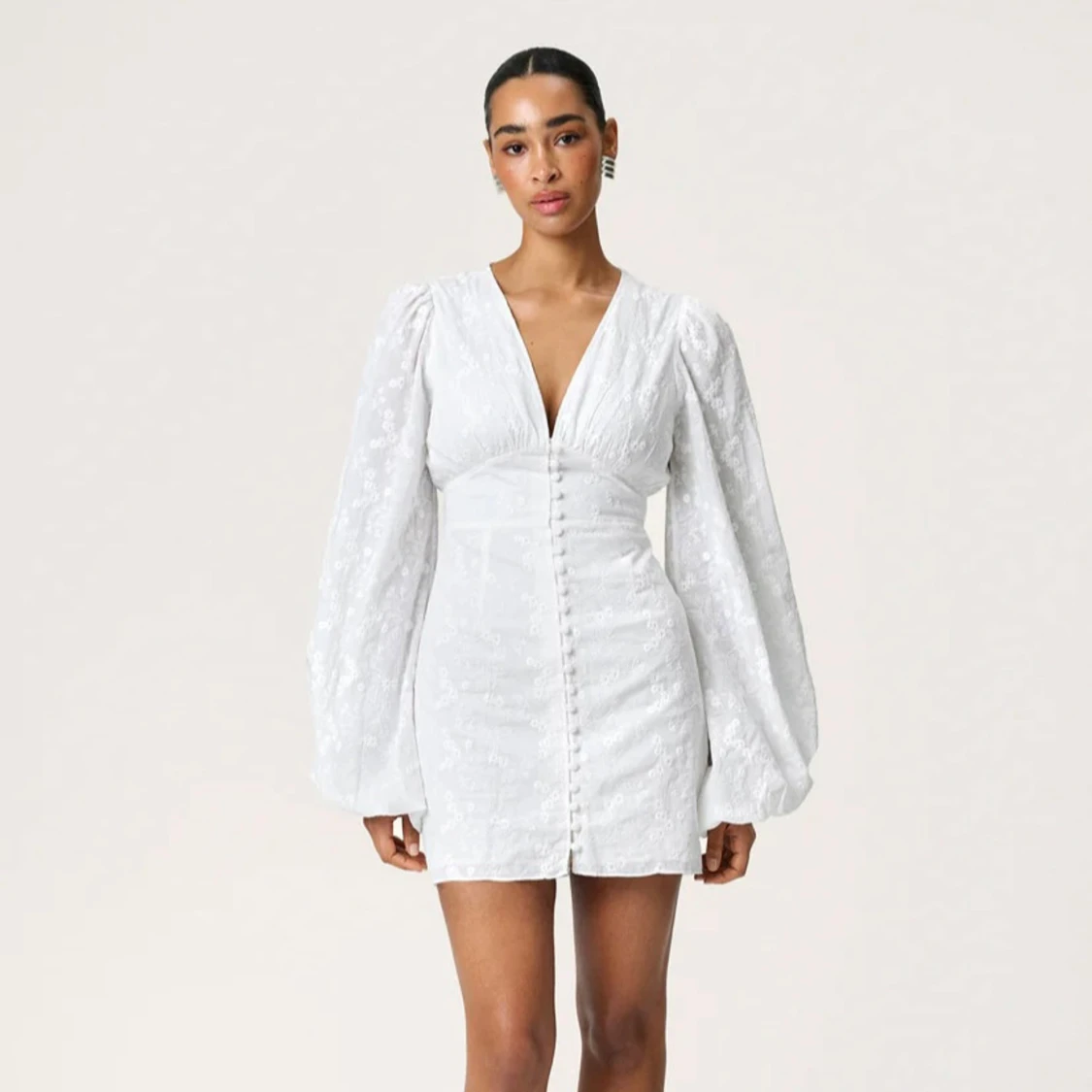 Adoore: vit kortklänning med puffärmar och knappar