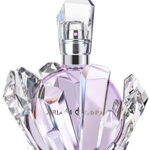 Lila parfym från Ariana Grande R.E.M - Säljer en parfym från Ariana Grande i en unik, kristallformad flaska med lila ton. Flaskan har en cool, futuristisk design och levereras med originalkartong som har en tecknad bild av Ariana Grande på framsidan!💜