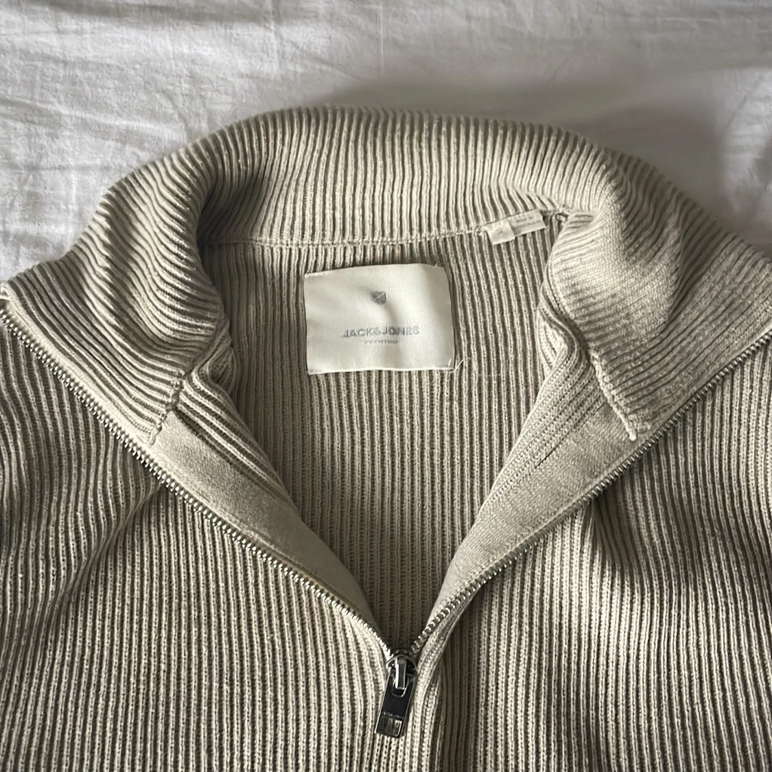 Beige ribbad stickad halvzip från Jacquemus - 1