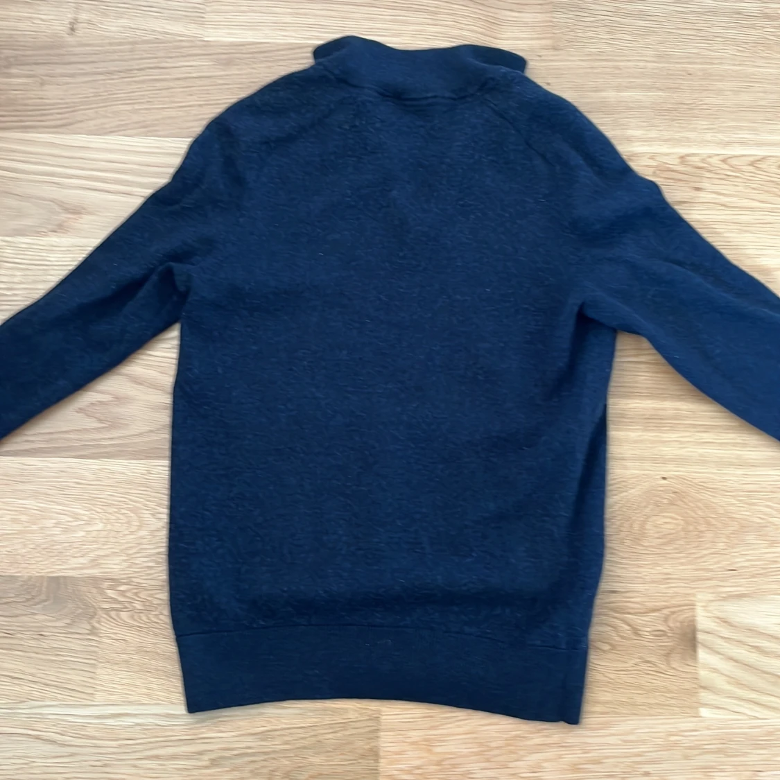 Mörkblå merinoullströja med dragkedja från Morris - 2