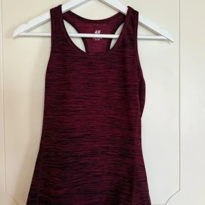 🖤🩷Svart och rosa träningslinne H&M🖤🩷 - Träningslinne från H&M, sparsamt använd. I stl XS🖤🖤