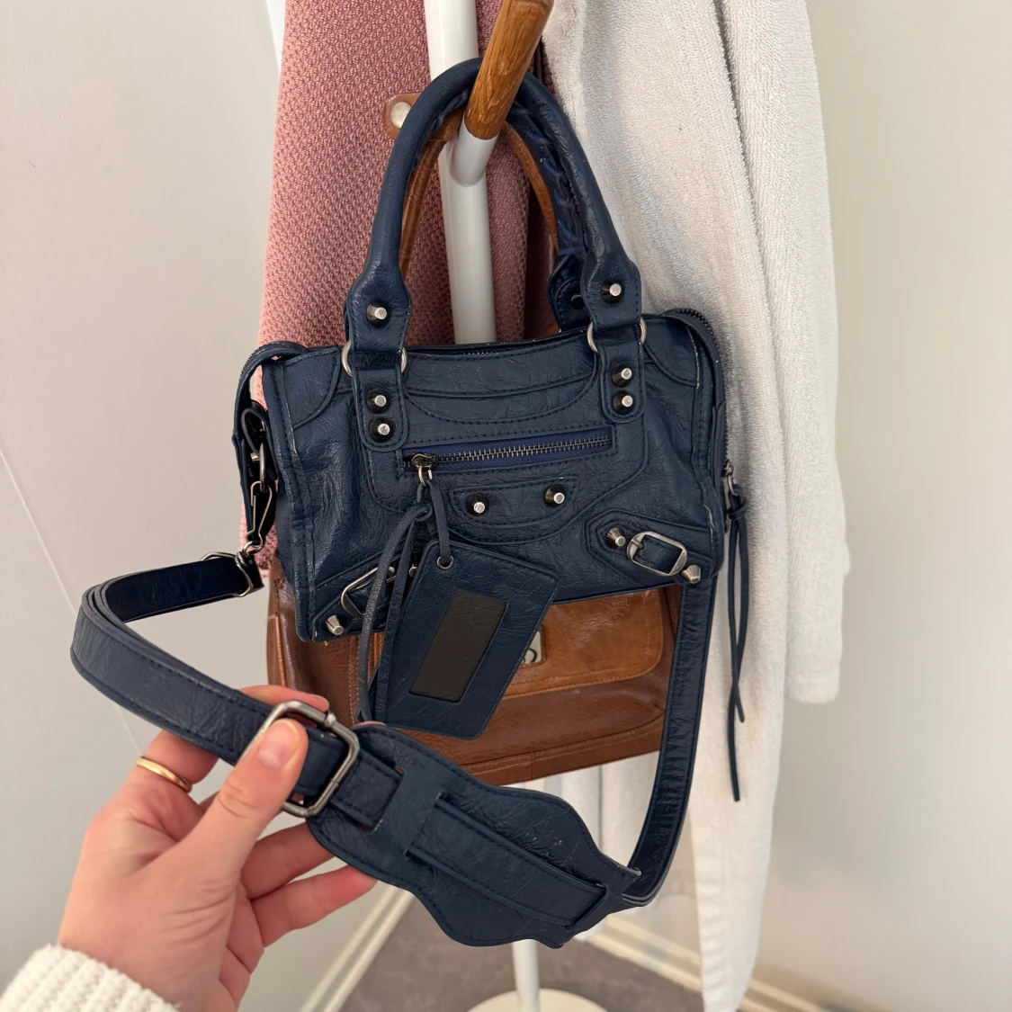 Mörkblå handväska - 1