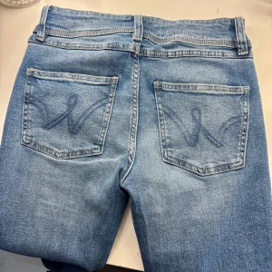 Jeans från Gina Tricot - Sååå snygga jeans från gina, strl 164. Nyskick, aldrig använda då de är för små för mig 💞💞🥰de är bootcut 