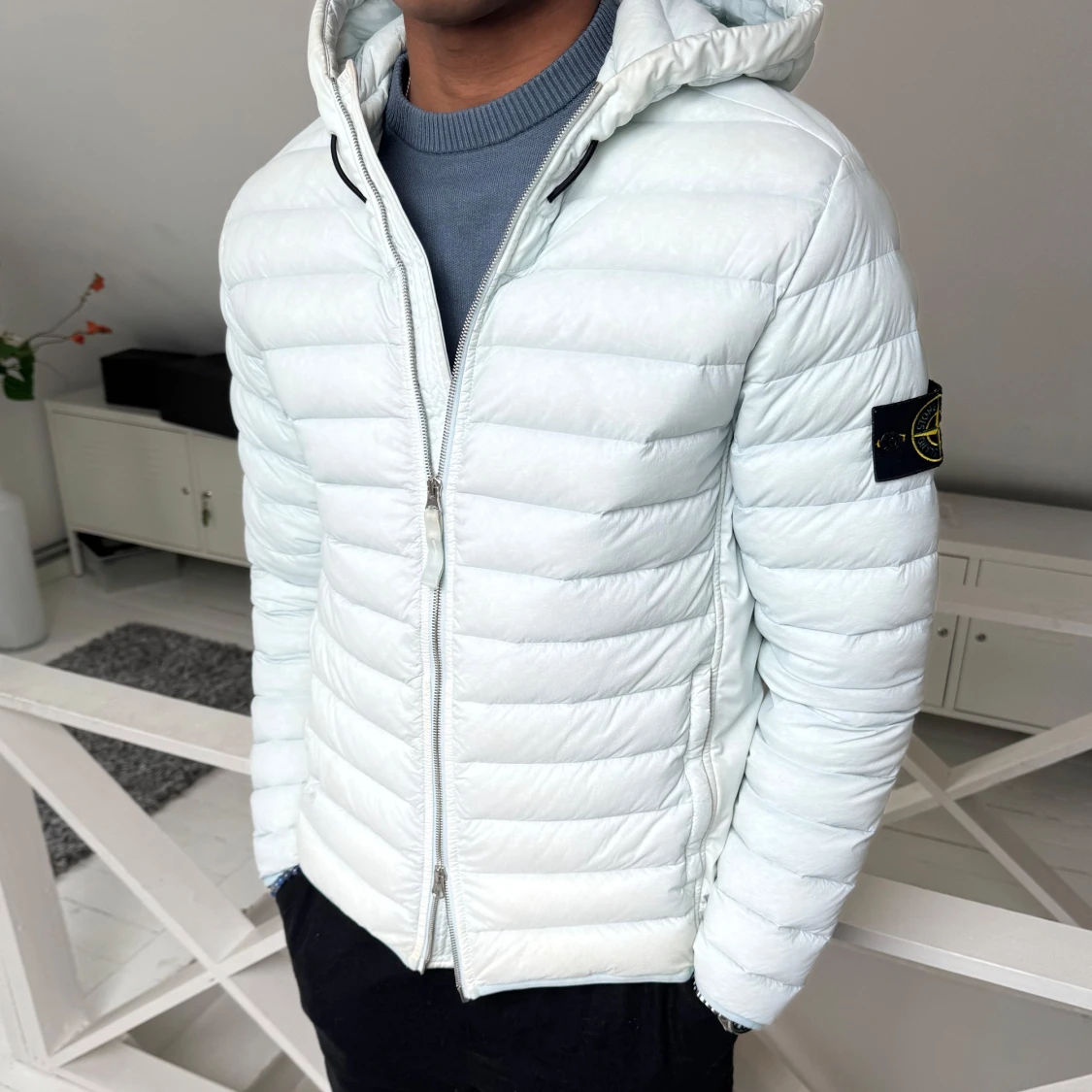 Ljusblå dunjacka med huva från Stone Island