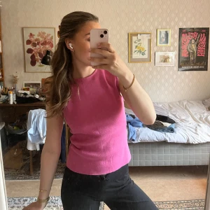 Stickad topp - Säljer min fina thriftade topp från Cantus💓Den är stickad och lite boxig vilket är så fint och unikt med den! Skulle säga att toppen är en S/M