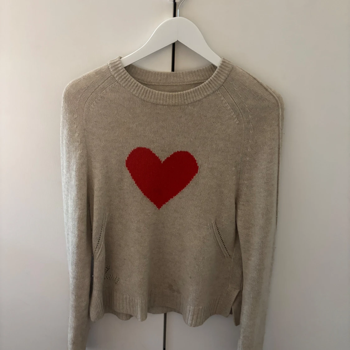 Beige stickad tröja med rött hjärta från Zadig & Voltaire