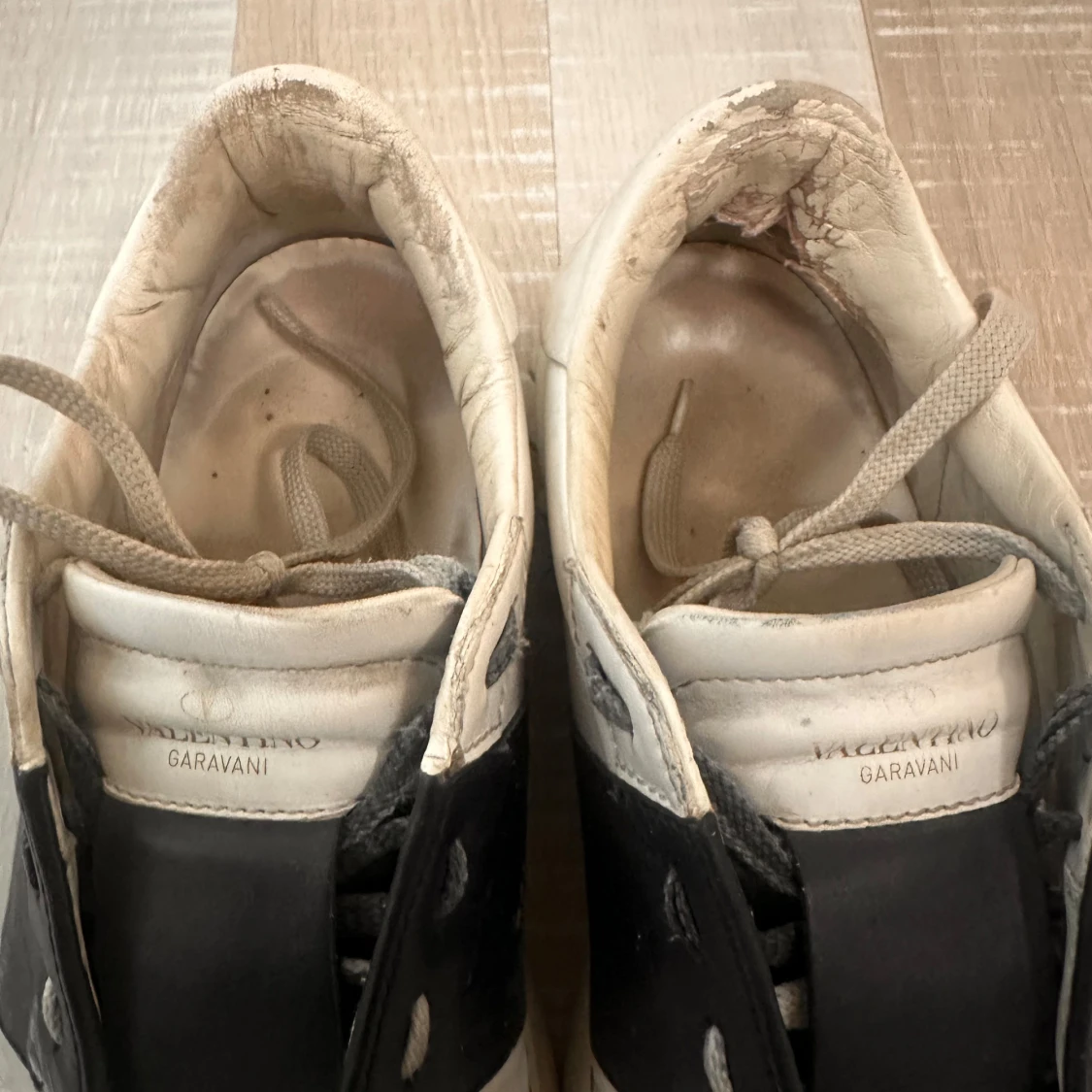 Valentino Garavani sneakers med svart detalj - 3