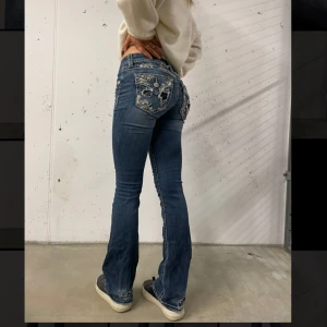  Missme bootcut jeans  - Säljer ett par missme jeans från Miss Me med bootcut passform samt låg midjade. Jeansen har revor vid anklarna men är inget stort problem🥰