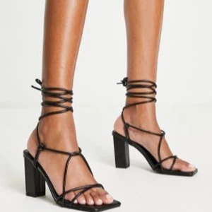 Svarta sandaler med snörning och klack - Public Desire - Säljer ett par svarta sandaler med fyrkantig tå och höga blockklackar från Public Desire. Skorna har tunna remmar och snörning som går att knyta runt vristen. Perfekta för att lyfta din outfit. (Oanvända och i nytt skick) 