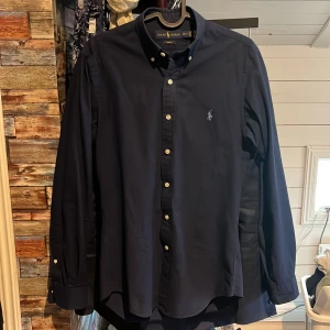 Ralph Lauren skjorta - Säljer nu min schyssta Ralph lauren skjorta! Strl XS och passar mig som är 170cm, viss tecken på användning förekommer men inget som syns när man bär själva skjortan(blekt innanför kragen)