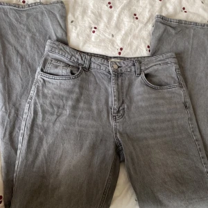 Grå jeans,  ginatricot 42 - Storlek: 42/xl. Dem är lite bootcut, passar mig på längden som är 172. Lite slitage vid ena fickan och lite där nere som ni ser på bilderna 💐 tryck på köp nu :)
