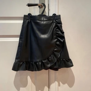 Kort kjol med volang i fuskskinn - Jättefin kjol, endast använd fåtal gånger🌺 Stl XXS/32.