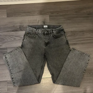 Grunt ”hamon ash grey” - Grunt Jeans köpta på kidsbrandstore för ett bra tag sedan. Passformen är loose. De ligger bara i garderoben och kommer inte till använding. Hör av dig vid fundering! 