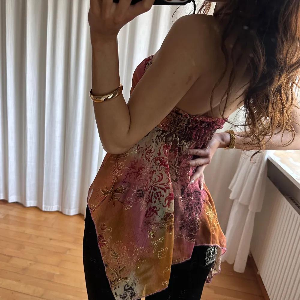 Amazing tubtopp i mesh med underbara färger, perfekt för sommaren!!!🏵️🌺🌙. Yläosat.