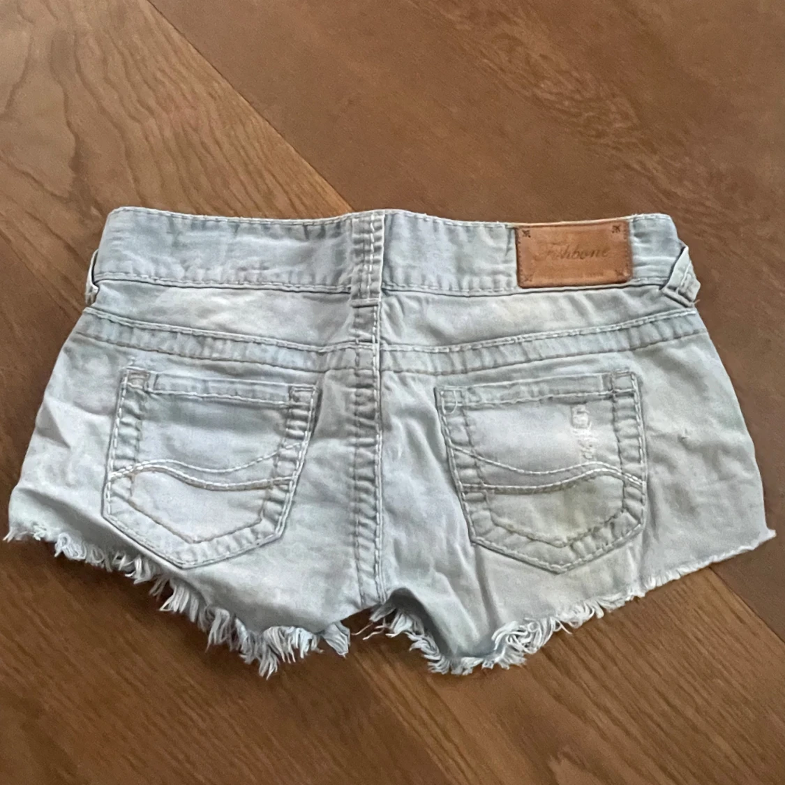 Lågmidjade ljusblå jeansshorts  - 1