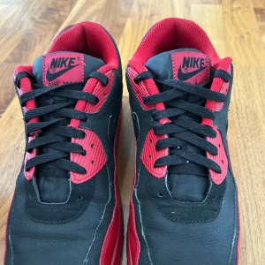 Nike air 90s - Ett par feta Nike skor med unika touches som inte sälja längre. Super fin färg och nyans på dem, det är bra skick på skorna men dem har blivit använda. Nypris runt 1,799