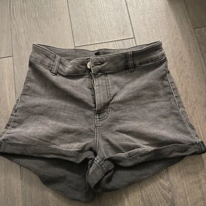 Gråa jeansshorts med hög midja - Snygga gråa jeansshorts med hög midja och uppvikta benslut. Säljer antingen båda för 50kr eller ett par för 25 kr. 