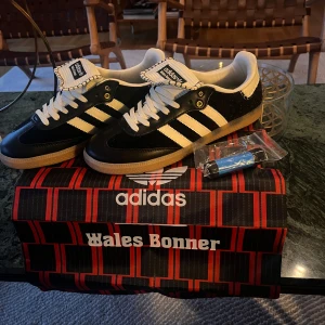 Adidas Wales Bonner Samba - Säljer ett par helt nya Adidas Wales Bonner Sambas endast provade någon gång. Allt og följer med, kvitto finns. Priset är inte direkt hugget i sten. Hör av er vid minsta fråga eller fundering☺️🙏