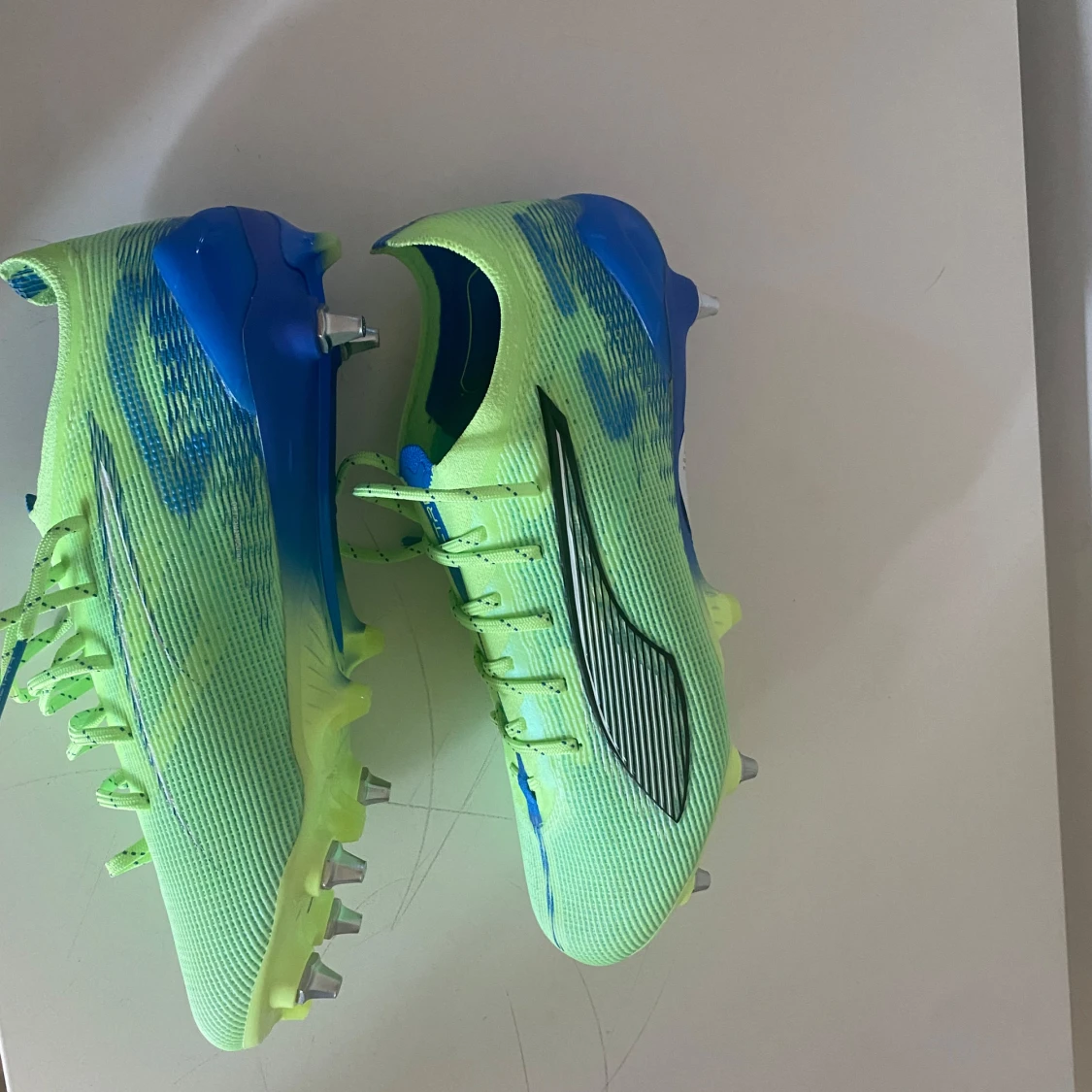 Puma Ultra fotbollsskor i neonfärg - 2