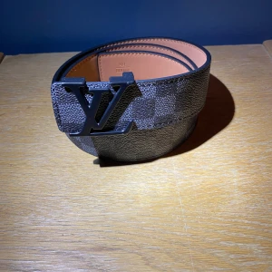 Rutigt svart bälte  - Snyggt rutigt bälte i färgen svart, perfekt till sommaren, helt oanvänt och 105 cm långt 