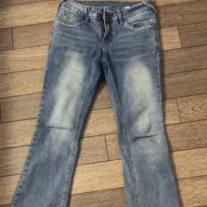 Blå bootcut jeans med broderade bakfickor - Snygga blå bootcut jeans med ljusa slitningar framtill och broderade detaljer på bakfickorna. Kunde inte få med hela byxorna i bilden, så om ni vill se mer så är det bara att skriva! Perfekt basic jeans men passar inte mig. Dom är från Shein men köpte för typ 2 år sen men knappt använda och dom går inte att få tag på längre. Perfekt att köpa här begagnandet än att köpa nytt från Shein! Tycker dom sitter superfint på!
