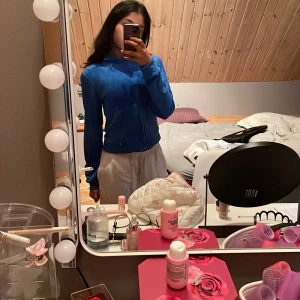 Blå zip hoodie  - Säljer en blå hoodie med dragkedja. Tröjan har långa ärmar och är i en mjuk bomullsblandning. Perfekt för en chill look och enkel att matcha med andra plagg.