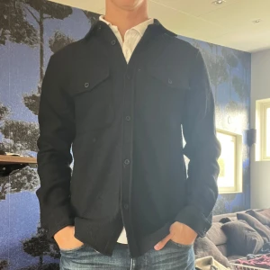 Overshirt East West  - Svart soft overshirt fr East West 🔥Inte använd mkt alls så absolut i nyskick, normal i storleken🤩 Hör av er vid frågor eller funderingar. 