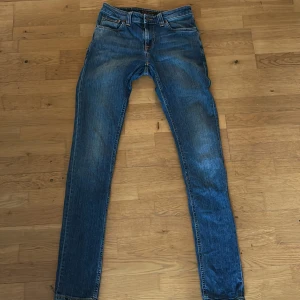 Nudie jeans - Schyssta slimade blåa jeans från nudie 