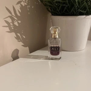 Kayali Vanilla 28 - Luktar jätte gott men använder den inte mer. 10ml men typ 6/5 ml kvar skriv för frågor ❤️