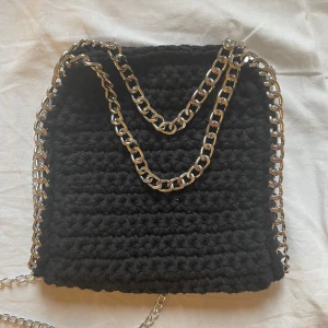 Svart Stella McCartney liknande väska - Så fin svart, handgjord väska med silverkedja. Virkad noggrann och väldigt rymlig! Skriv vid eventuella frågor 💛💛