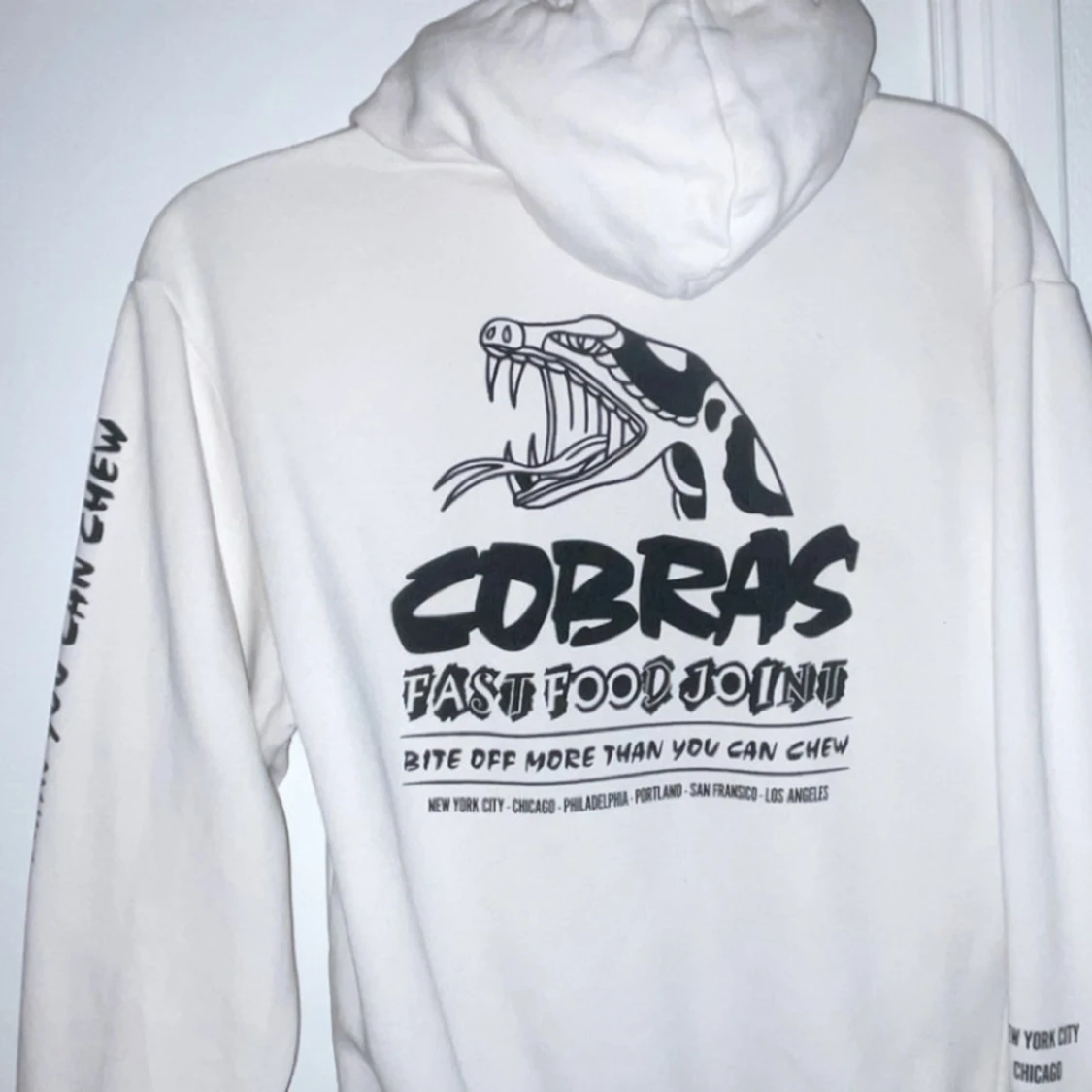 Vit hoodie med kobramotiv  - 3