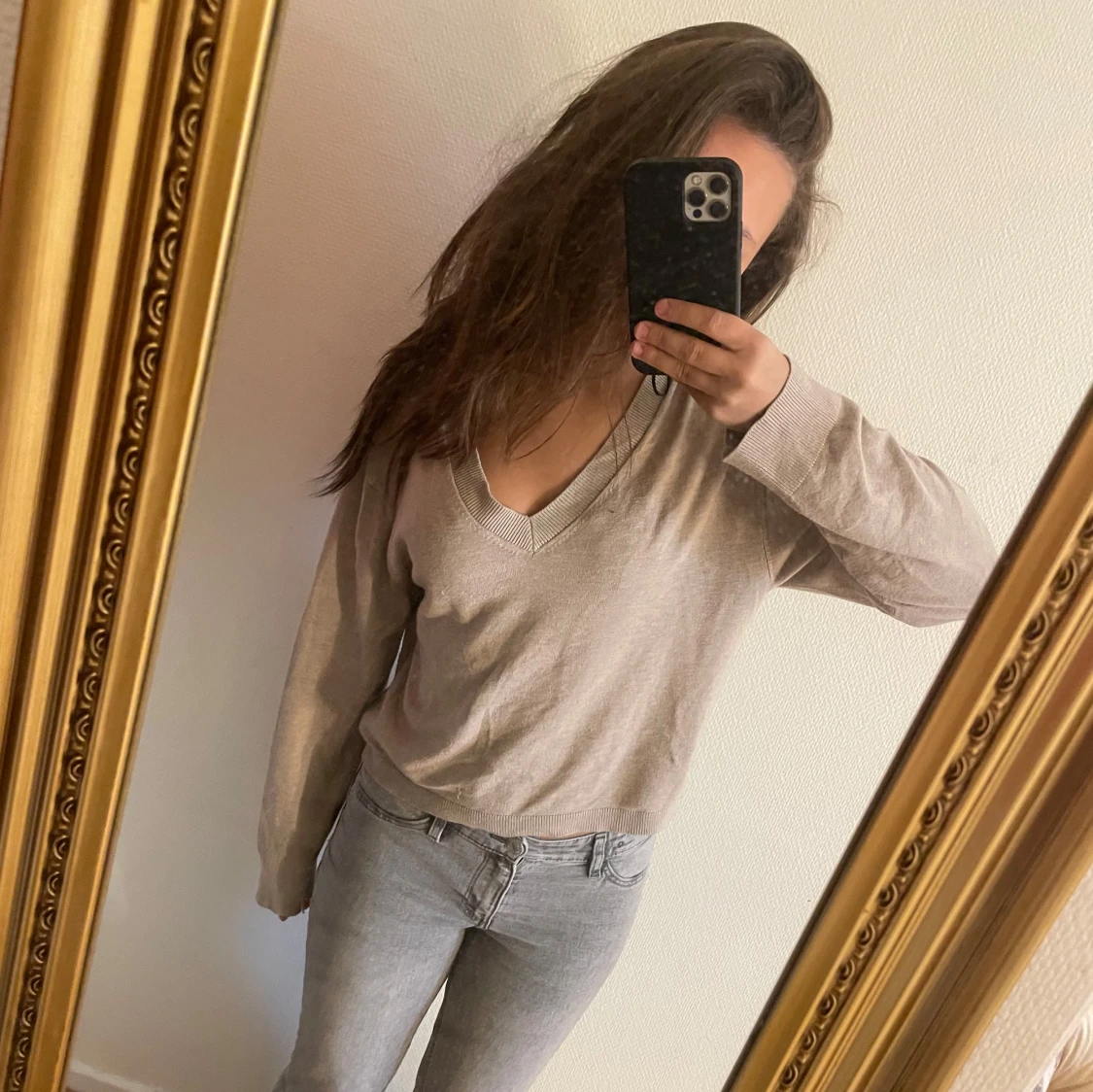 Beige v-ringad stickad tröja - 1