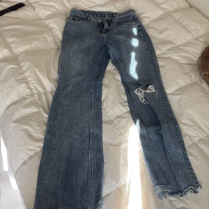 Blå raka jeans med slitningar - Väldigt snygga jeans från ginatrico, sitter väldigt fint 