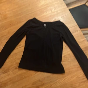 Svart långärmad topp från 157 - En svart långärmad topp från 157 i mjuk bomullsblandning med 5% elastan för extra stretch. Enkel och stilren design med rund halsringning, perfekt att matcha med jeans eller kjol. Med ett litet hål vid armen men syns inte och går enkelt att sy igen💕 