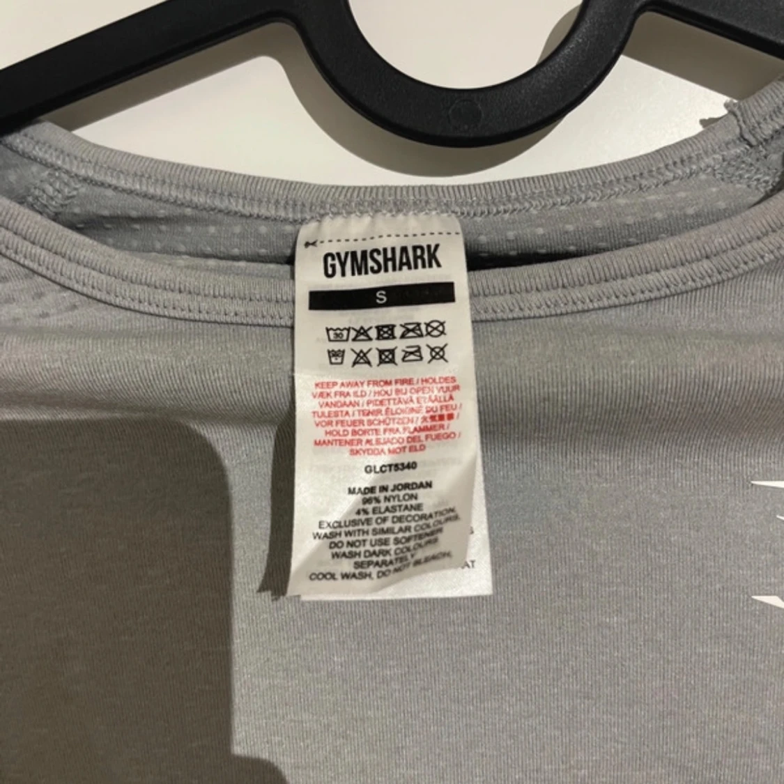 Grå croppad träningströja från Gymshark - 2