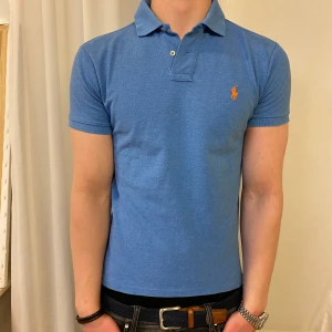 Blå pikétröja från Polo Ralph Lauren - Säljer en klassisk blå pikétröja från Polo Ralph Lauren i slim fit model och väldigt bra skick. Skriv för frågor eller likande 