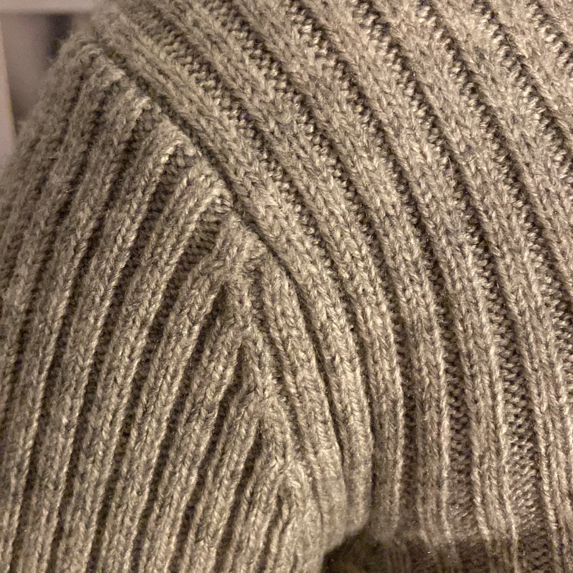 Grå ribbad stickad polotröja från Uniqlo - 3