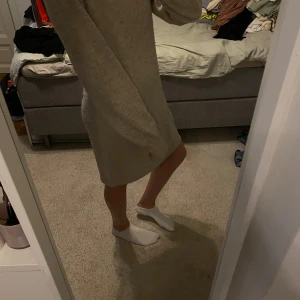 Stickad klänning - En beige stickad klänning, andvänt 3-4 ggr och är köpt för ca 1 år sedan