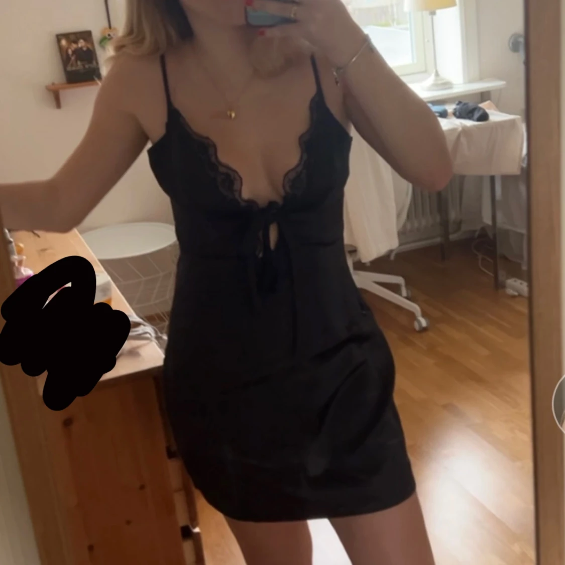 Svart kort klänning med spets och knyt - 1