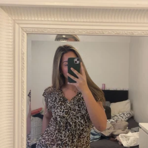 Leopardmönstrad blus med volang - Säljer en snygg leopardmönstrad blus med volangdetaljer längs halsringen. Original pris 500kr har inte haft den mycket på grund av att jag inte gillade mönstret 