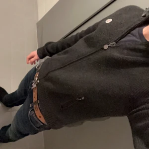 Moncler maglione cardigan - Sällsynt cardigan som inte tillverkas längre 9/10 skick, storlek m. Modell 180 66kg. kom privat för frågor och bilder skickar tidigast 26/4 Pris ej hugget i sten